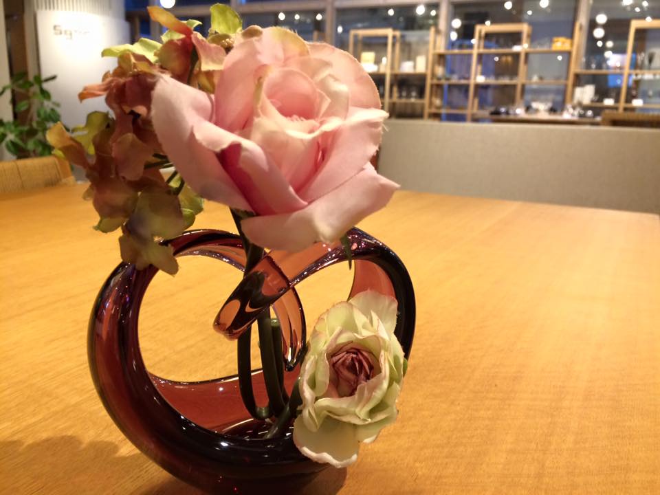 スガハラガラスの花瓶って？ハート型の花器が空間に花を添えてくれますよ。