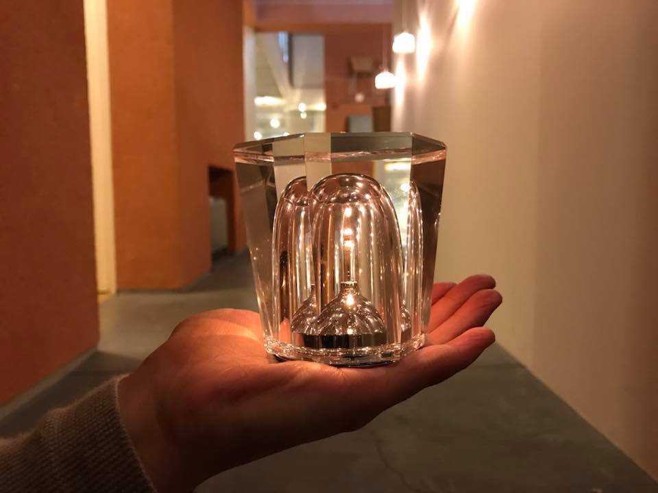 アンビエンテック　クリスタルアクルクス sthkzn on X: "Xtal 以前から欲しかったコードレスLEDランプ、GWの暇に乗じて買ってしまいました。 結構大きいクリスタルガラスの中に全方向に光るLED、アルミ製のリフレクターで光が広がります。  #xtal #xtalacrux #ambientec #クリスタル #クリスタルアクルクス ...