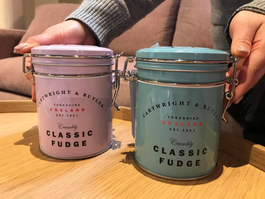 オシャレな缶入りが大人気 カートライト バトラーにクッキーとファッジが仲間入りしました