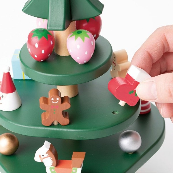 孫と一緒に飾って遊ぼう♪木のクリスマスツリーとおもちゃで楽しむ 