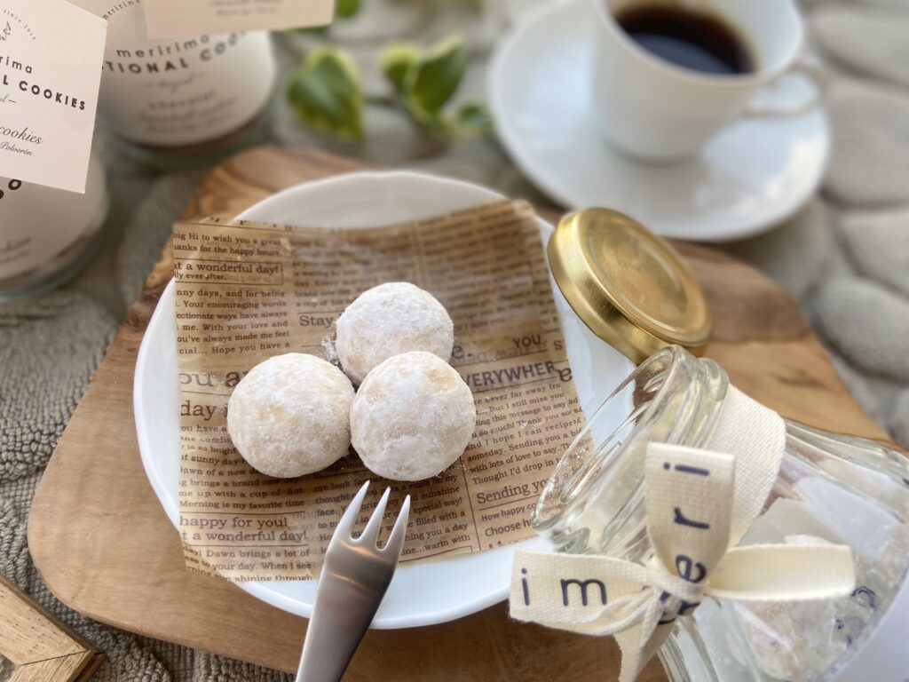 女性が喜ぶ食べ物ギフト 可愛いオシャレなメリリマのスノーボールクッキー