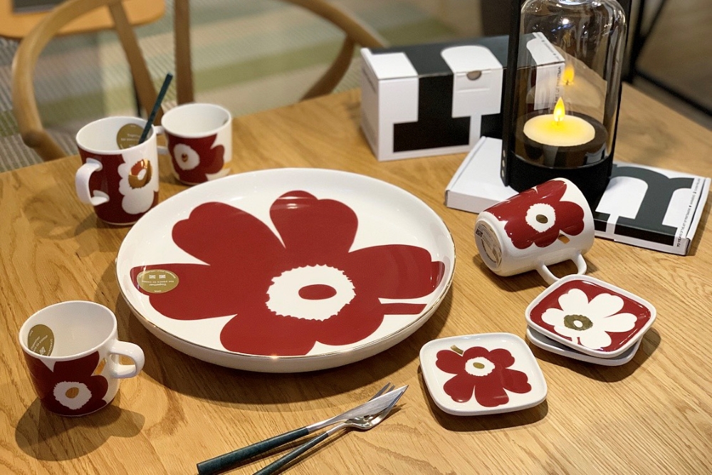 【美品】マリメッコ marimekko マグカップ  ワインレッド　2022 冬