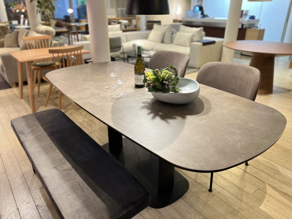 モーダ・エン・カーサ ドルメン ダイニングテーブル / DOLMEN table 