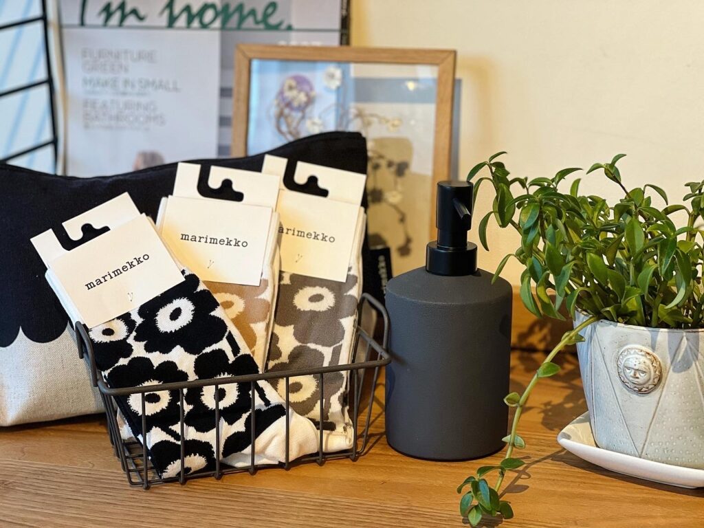 マリメッコの定番柄ウニッコやシイルトラプータルハのハンカチやタオル エコバックや折り畳み傘などファブリック雑貨が入荷