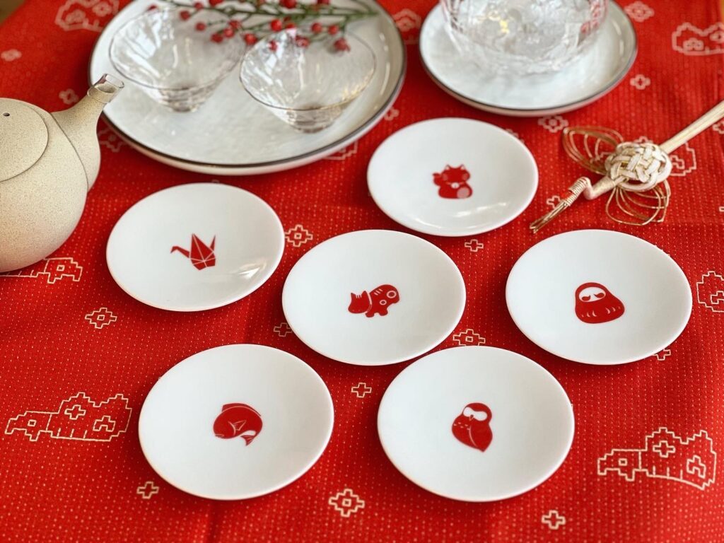 豆皿で家内安全！？縁起物が描かれためでたい食器！63ロクサンの