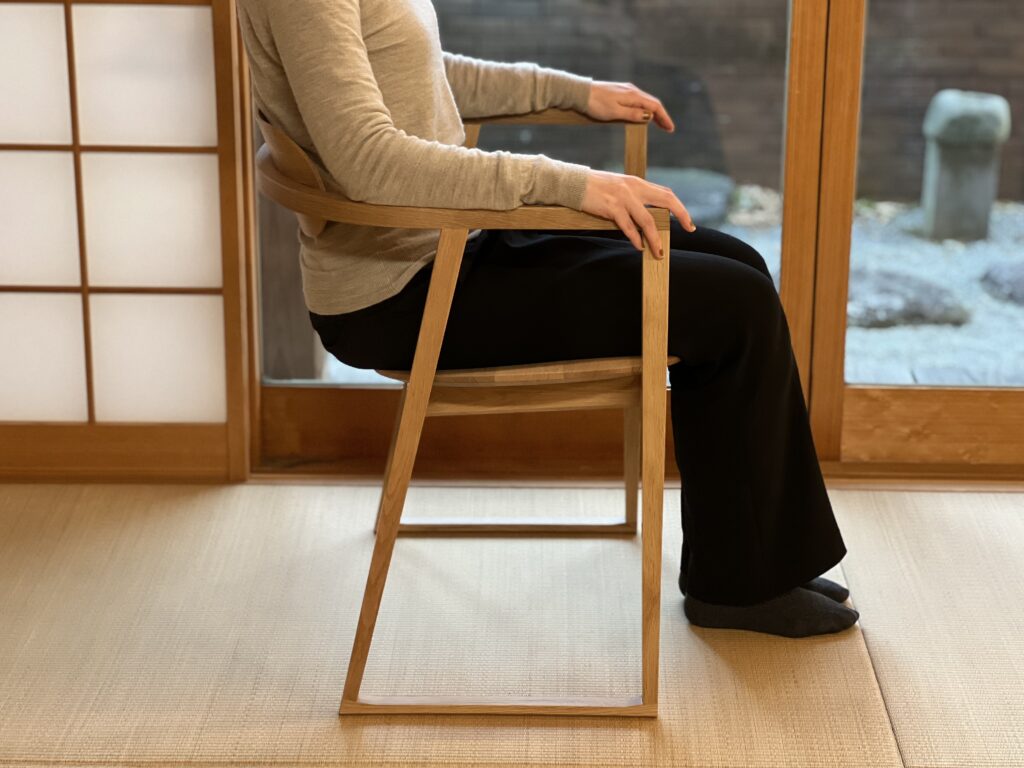 グラフィックデザイナー原研哉氏が手掛けた和室のためのチェア『SUWARI』