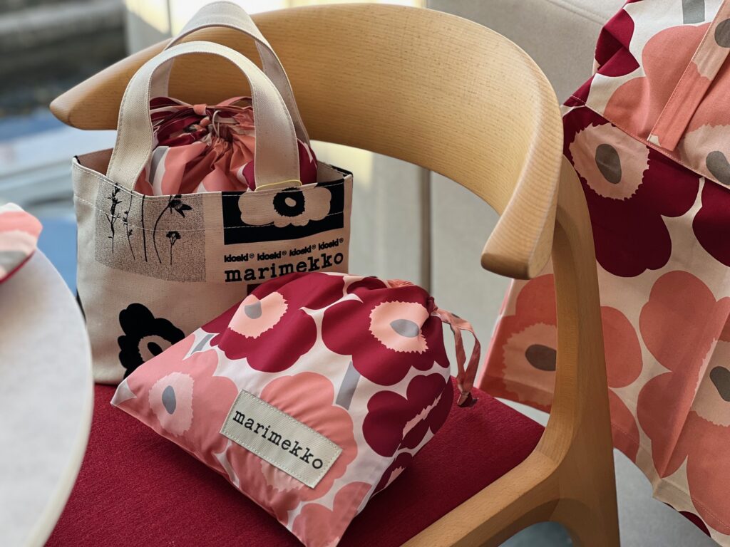 マリメッコ　ミニウニッコ　レッドu0026ピンク マリメッコ Marimekko 小物入れ コスメティックポーチ ポーチ 薄型